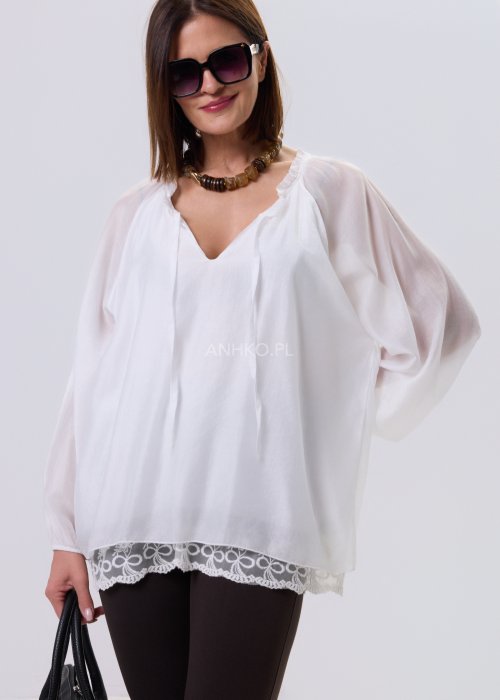 Biała bluzka damska Boho Lace Flow z transparentnymi rękawami i koronkowym wykończeniem u dołu, zwiewny fason w stylu boho.