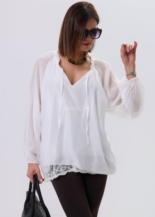 Biała bluzka damska Boho Lace Flow z transparentnymi rękawami i koronkowym wykończeniem u dołu, zwiewny fason w stylu boho.