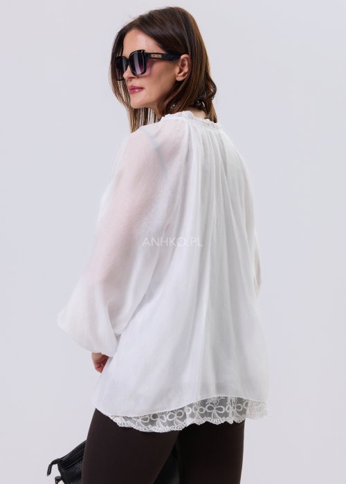 Biała bluzka damska Boho Lace Flow z transparentnymi rękawami i koronkowym wykończeniem u dołu, zwiewny fason w stylu boho.