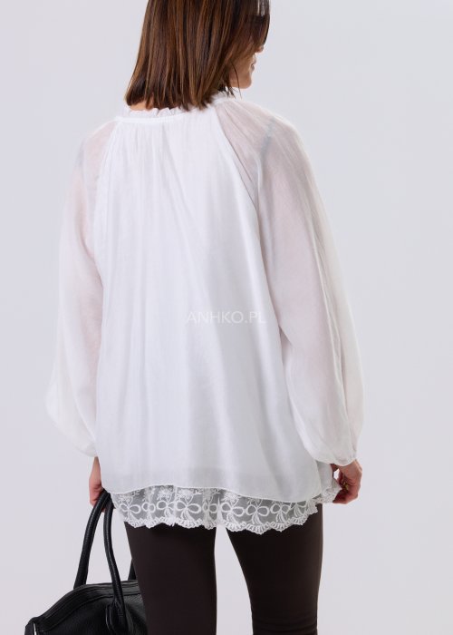 Biała bluzka damska Boho Lace Flow z transparentnymi rękawami i koronkowym wykończeniem u dołu, zwiewny fason w stylu boho.