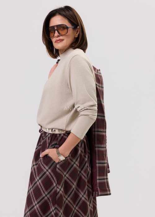 Beżowa bluzka damska Essential Long z długim rękawem, prosty uniwersalny fason, elastyczny materiał, styl basic i casual.