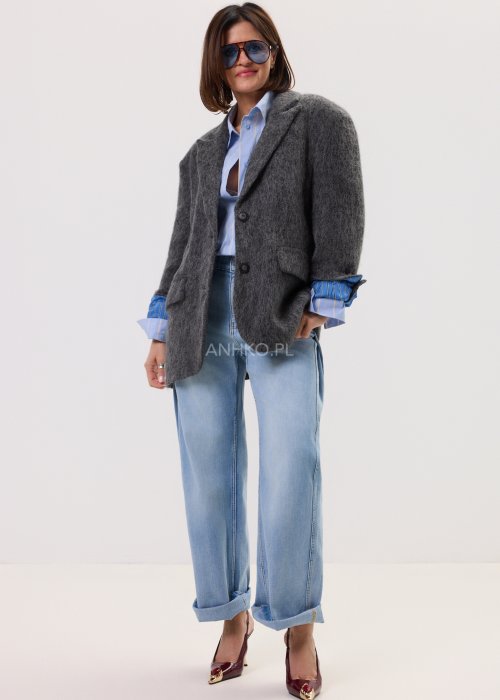 Grafitowa marynarka-kurtka Norelia damska o luźnym kroju z miękkiej dzianiny, stylizacja z koszulą i jeansami.