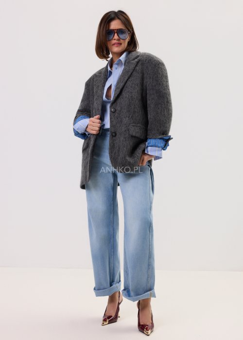 Grafitowa marynarka-kurtka Norelia damska o luźnym kroju z miękkiej dzianiny, stylizacja z koszulą i jeansami.