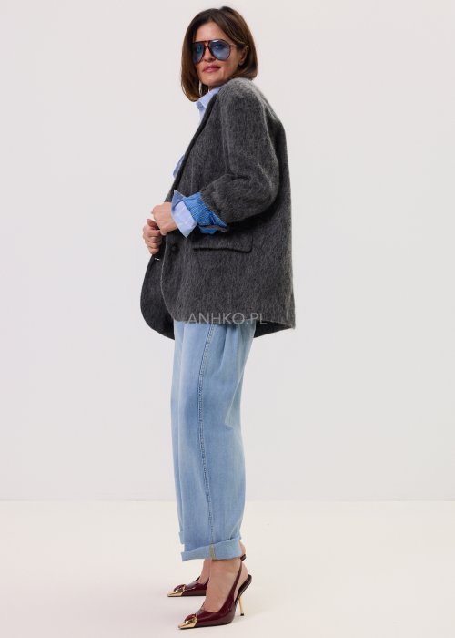 Grafitowa marynarka-kurtka Norelia damska o luźnym kroju z miękkiej dzianiny, stylizacja z koszulą i jeansami.