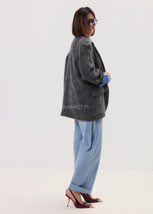 Grafitowa marynarka-kurtka Norelia damska o luźnym kroju z miękkiej dzianiny, stylizacja z koszulą i jeansami.