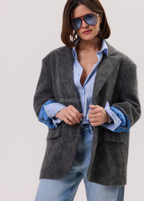 Grafitowa marynarka-kurtka Norelia damska o luźnym kroju z miękkiej dzianiny, stylizacja z koszulą i jeansami.