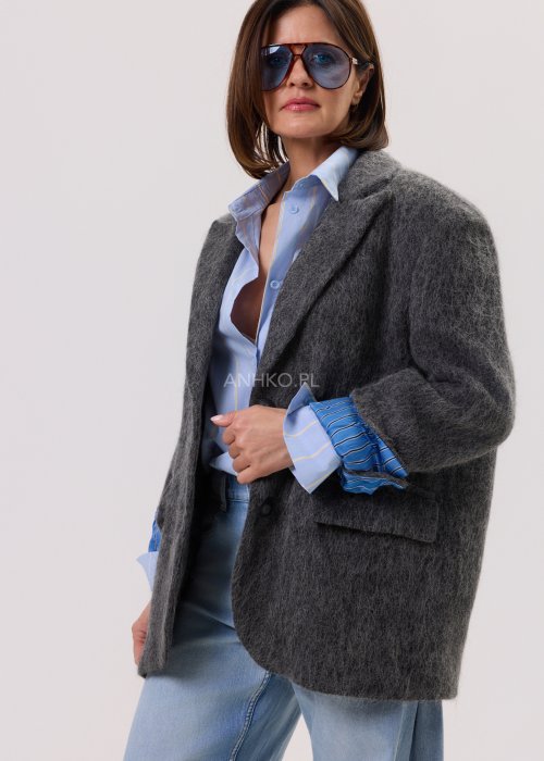 Grafitowa marynarka-kurtka Norelia damska o luźnym kroju z miękkiej dzianiny, stylizacja z koszulą i jeansami.