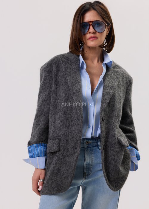 Grafitowa marynarka-kurtka Norelia damska o luźnym kroju z miękkiej dzianiny, stylizacja z koszulą i jeansami.