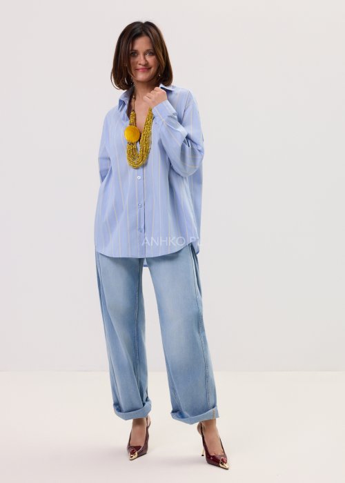 Błękitna damska koszula Lemon Flow w delikatne żółte paski, o luźnym, lekko oversize’owym kroju. Model zapinany na guziki, z klasycznym kołnierzykiem i kieszenią na piersi.