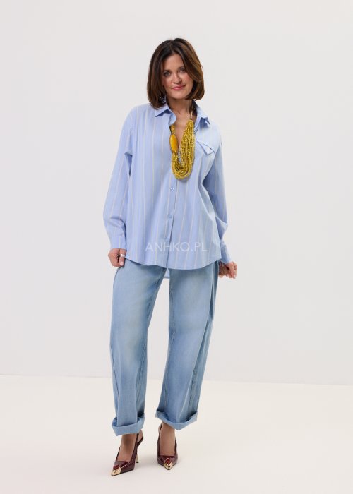 Błękitna damska koszula Lemon Flow w delikatne żółte paski, o luźnym, lekko oversize’owym kroju. Model zapinany na guziki, z klasycznym kołnierzykiem i kieszenią na piersi.