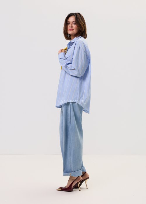 Błękitna damska koszula Lemon Flow w delikatne żółte paski, o luźnym, lekko oversize’owym kroju. Model zapinany na guziki, z klasycznym kołnierzykiem i kieszenią na piersi.