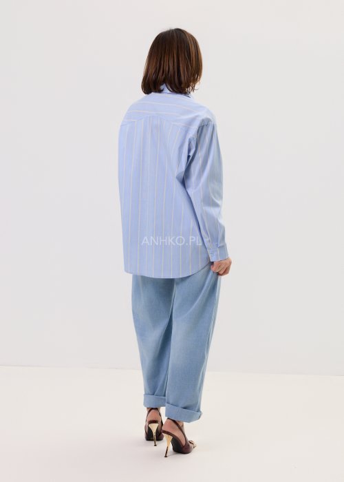 Błękitna damska koszula Lemon Flow w delikatne żółte paski, o luźnym, lekko oversize’owym kroju. Model zapinany na guziki, z klasycznym kołnierzykiem i kieszenią na piersi.