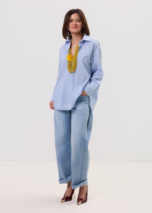 Błękitna damska koszula Lemon Flow w delikatne żółte paski, o luźnym, lekko oversize’owym kroju. Model zapinany na guziki, z klasycznym kołnierzykiem i kieszenią na piersi.