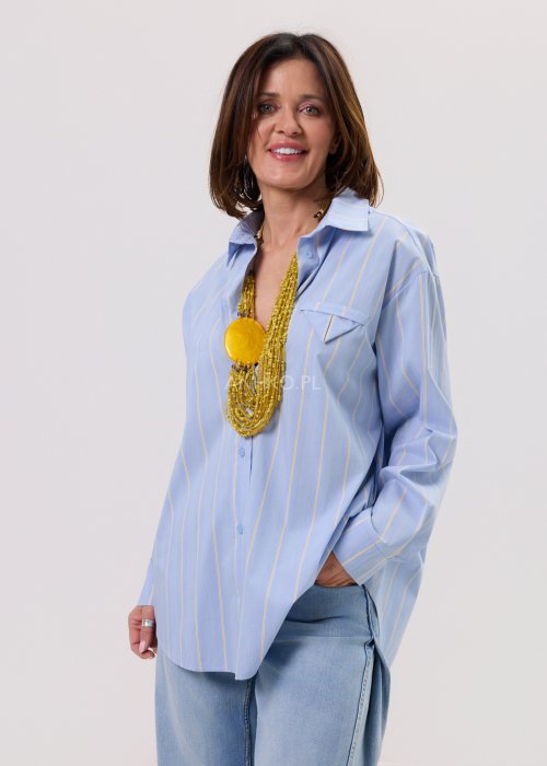 Błękitna damska koszula Lemon Flow w delikatne żółte paski, o luźnym, lekko oversize’owym kroju. Model zapinany na guziki, z klasycznym kołnierzykiem i kieszenią na piersi.