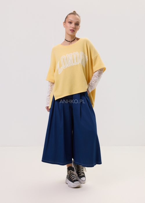 Żółta bluza damska Londyn Noa o luźnym, oversize’owym kroju z krótkim rękawem. Model z dużym napisem „London” na przodzie oraz rozcięciami po bokach.