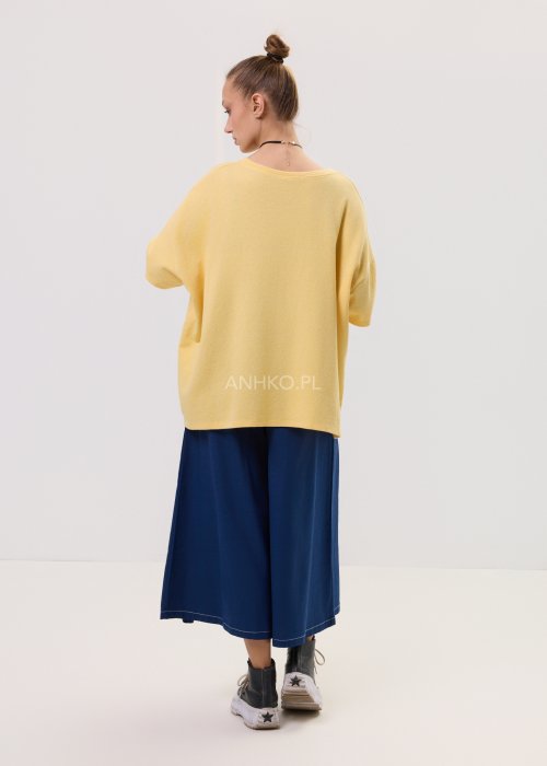 Żółta bluza damska Londyn Noa o luźnym, oversize’owym kroju z krótkim rękawem. Model z dużym napisem „London” na przodzie oraz rozcięciami po bokach.