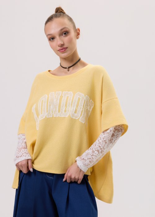Żółta bluza damska Londyn Noa o luźnym, oversize’owym kroju z krótkim rękawem. Model z dużym napisem „London” na przodzie oraz rozcięciami po bokach.
