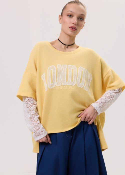Żółta bluza damska Londyn Noa o luźnym, oversize’owym kroju z krótkim rękawem. Model z dużym napisem „London” na przodzie oraz rozcięciami po bokach.