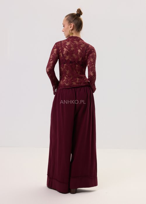 Bordowa, koronkowa bluzka z długim rękawem i stójką