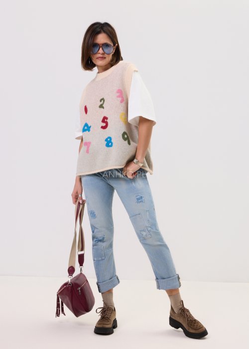 Damski bezrękawnik Numbers kremowy melanż – luźny fason, okrągły dekolt, szerokie ramiona, kolorowe cyfry z przodu, miękka dzianina.