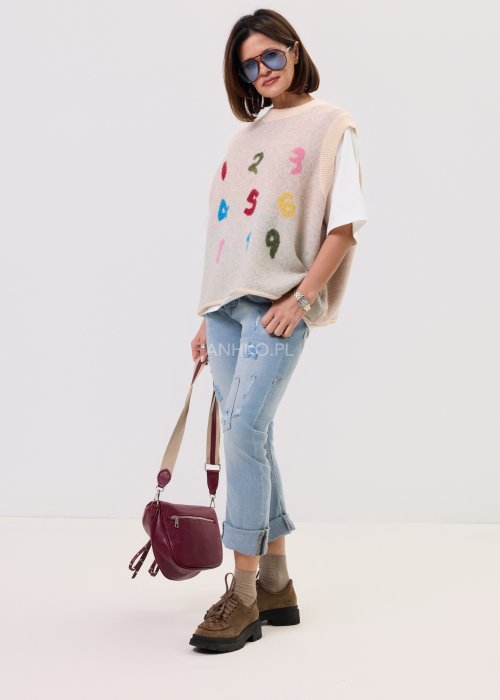 Damski bezrękawnik Numbers kremowy melanż – luźny fason, okrągły dekolt, szerokie ramiona, kolorowe cyfry z przodu, miękka dzianina.