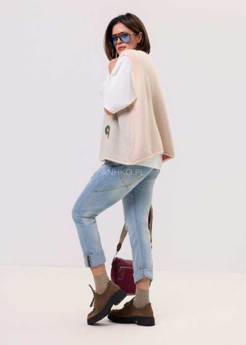 Damski bezrękawnik Numbers kremowy melanż – luźny fason, okrągły dekolt, szerokie ramiona, kolorowe cyfry z przodu, miękka dzianina.