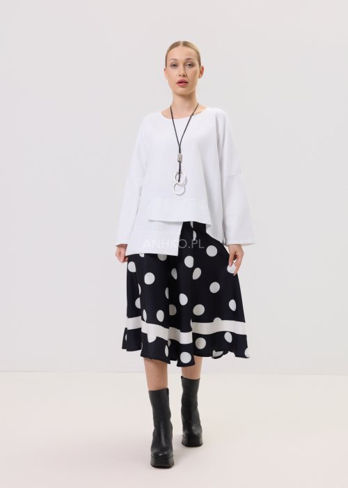 Damska spódnica Una Wener czarna – rozkloszowany fason midi, wysoki stan, print w duże grochy, kontrastowy pas przy dole, elegancka tkanina.