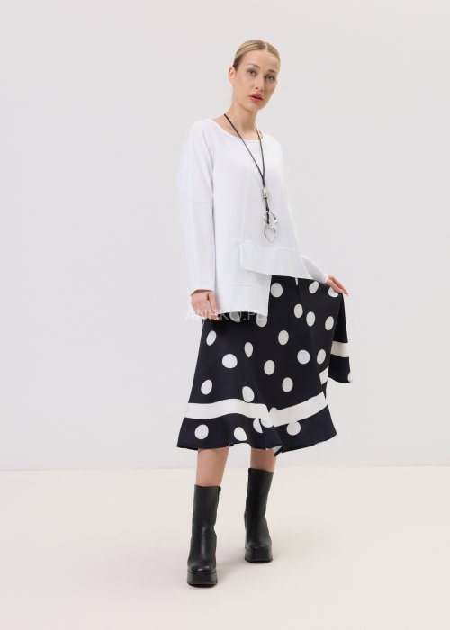 Damska spódnica Una Wener czarna – rozkloszowany fason midi, wysoki stan, print w duże grochy, kontrastowy pas przy dole, elegancka tkanina.
