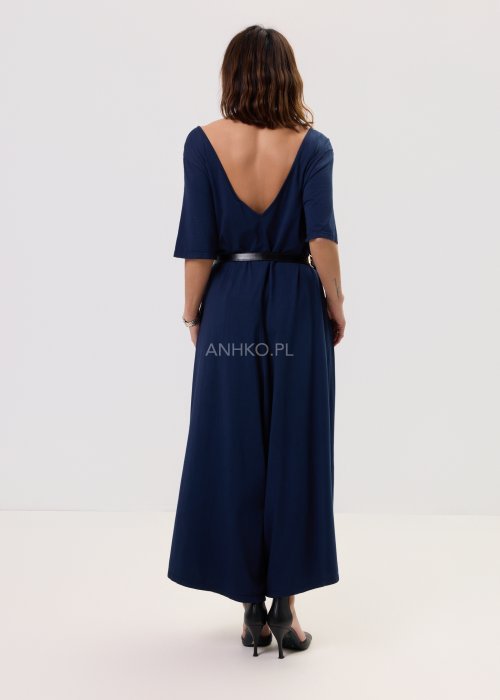 Granatowy kombinezon damski Blan Blue o długości maxi z szerokimi nogawkami, krótkim rękawem i okrągłym dekoltem, wykonany z lejącego materiału o miękkim układaniu.