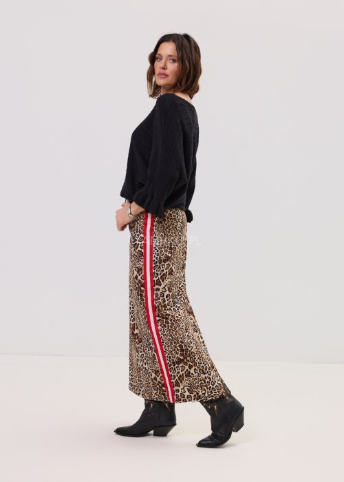 Spódnica midi damska w panterkę z kontrastowym lampasem po boku, styl modowy.