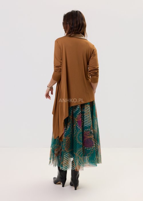 Karmelowa tunika o asymetrycznym kroju, zapinana na suwak, z kołnierzem w stylu marynarki