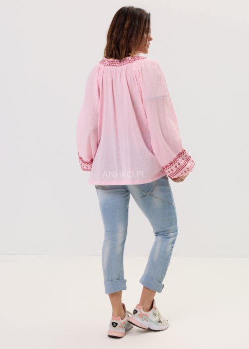 Jasne jeansy damskie Lace z przetarciami i koronkowymi detalami, fason casual.