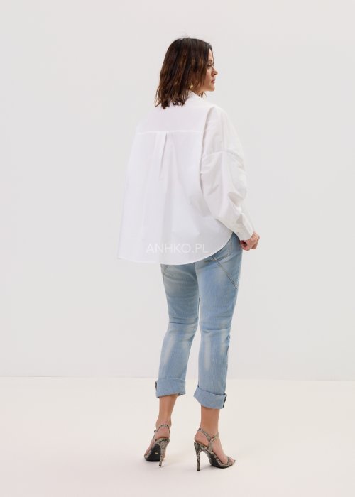 Jasne jeansy damskie Lace z przetarciami i koronkowymi detalami, fason casual.