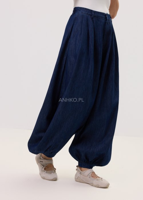 Damskie jeansy Balloon Flow w ciemnym odcieniu denimu, luźny fason typu balloon z zakładkami w pasie i objętościową nogawką w miejskim wydaniu.