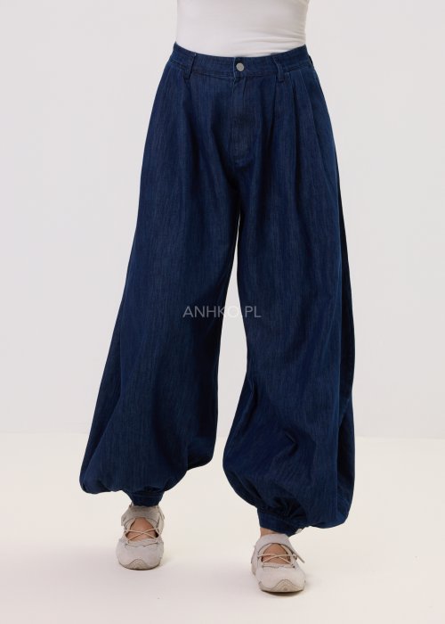 Damskie jeansy Balloon Flow w ciemnym odcieniu denimu, luźny fason typu balloon z zakładkami w pasie i objętościową nogawką w miejskim wydaniu.