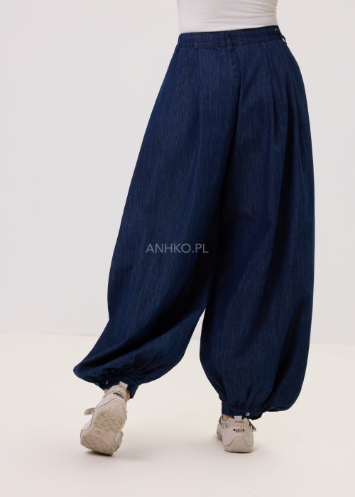 Damskie jeansy Balloon Flow w ciemnym odcieniu denimu, luźny fason typu balloon z zakładkami w pasie i objętościową nogawką w miejskim wydaniu.