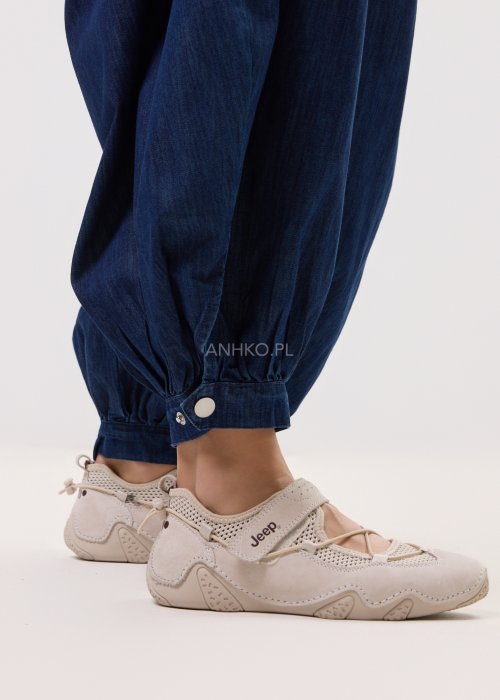 Damskie jeansy Balloon Flow w ciemnym odcieniu denimu, luźny fason typu balloon z zakładkami w pasie i objętościową nogawką w miejskim wydaniu.