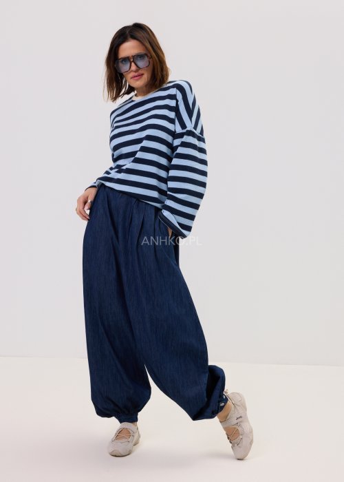 Damskie jeansy Balloon Flow w ciemnym odcieniu denimu, luźny fason typu balloon z zakładkami w pasie i objętościową nogawką w miejskim wydaniu.