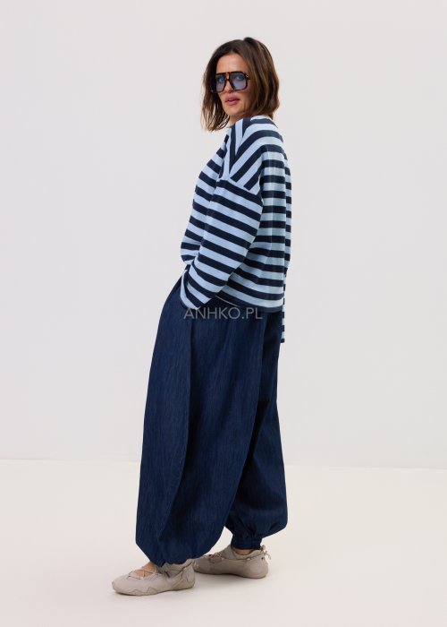 Damskie jeansy Balloon Flow w ciemnym odcieniu denimu, luźny fason typu balloon z zakładkami w pasie i objętościową nogawką w miejskim wydaniu.