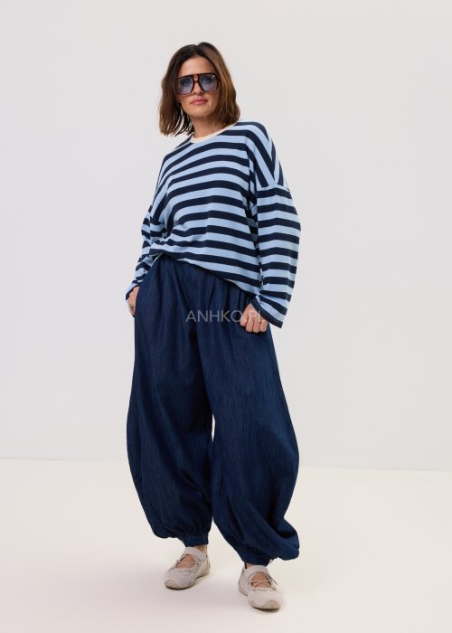 Damskie jeansy Balloon Flow w ciemnym odcieniu denimu, luźny fason typu balloon z zakładkami w pasie i objętościową nogawką w miejskim wydaniu.