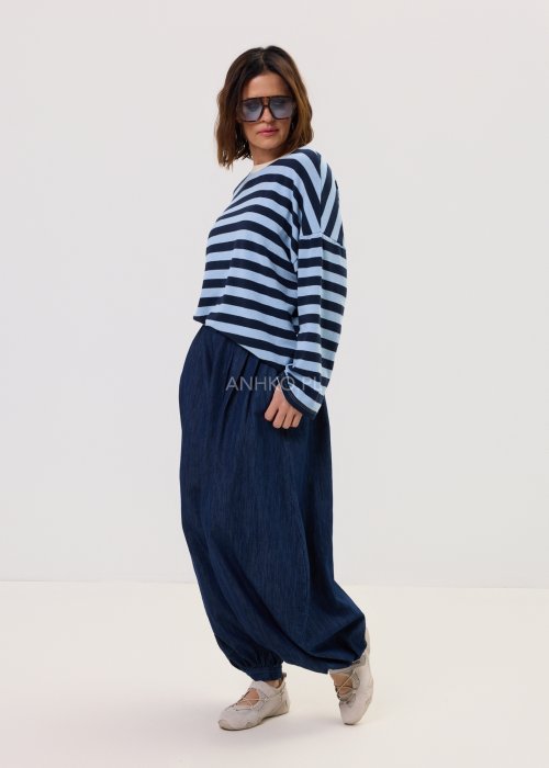 Damskie jeansy Balloon Flow w ciemnym odcieniu denimu, luźny fason typu balloon z zakładkami w pasie i objętościową nogawką w miejskim wydaniu.