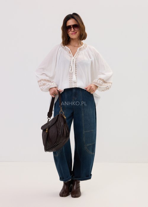 Granatowe jeansowe spodnie o szerokim kroju z dekoracyjnym paskiem w panterkę