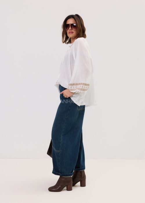 Granatowe jeansowe spodnie o szerokim kroju z dekoracyjnym paskiem w panterkę