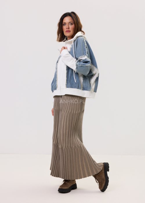 Damska bluza Denim Clash biała z kapturem i zamkiem, z naszywanymi panelami z jasnego denimu o surowym wykończeniu, w nowoczesnej stylizacji casual.