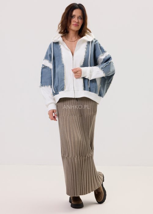 Damska bluza Denim Clash biała z kapturem i zamkiem, z naszywanymi panelami z jasnego denimu o surowym wykończeniu, w nowoczesnej stylizacji casual.