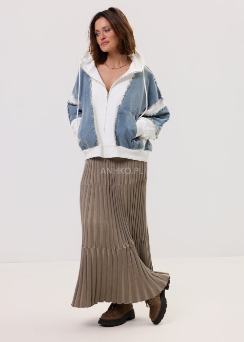 Damska bluza Denim Clash biała z kapturem i zamkiem, z naszywanymi panelami z jasnego denimu o surowym wykończeniu, w nowoczesnej stylizacji casual.