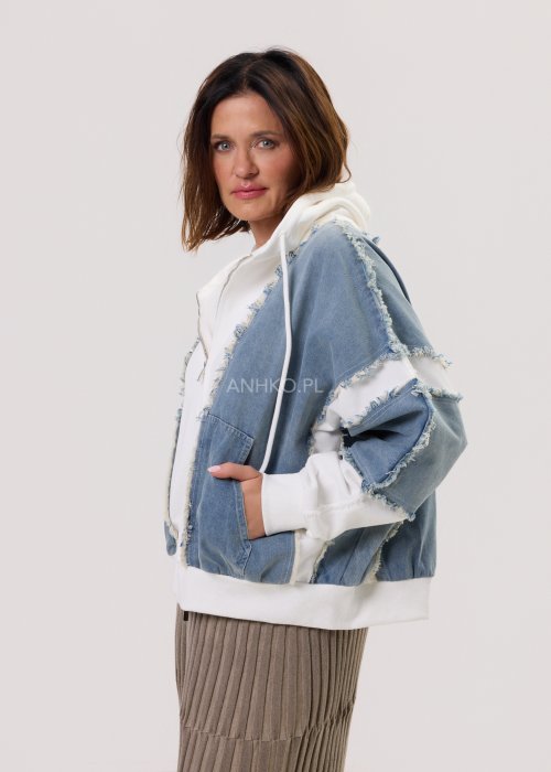Damska bluza Denim Clash biała z kapturem i zamkiem, z naszywanymi panelami z jasnego denimu o surowym wykończeniu, w nowoczesnej stylizacji casual.