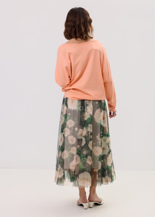 Brzoskwiniowa bluzka damska Anio o luźnym, oversize’owym fasonie z dekoltem V i długim rękawem, zestawiona ze zwiewną spódnicą w kwiaty w kobiecej stylizacji.