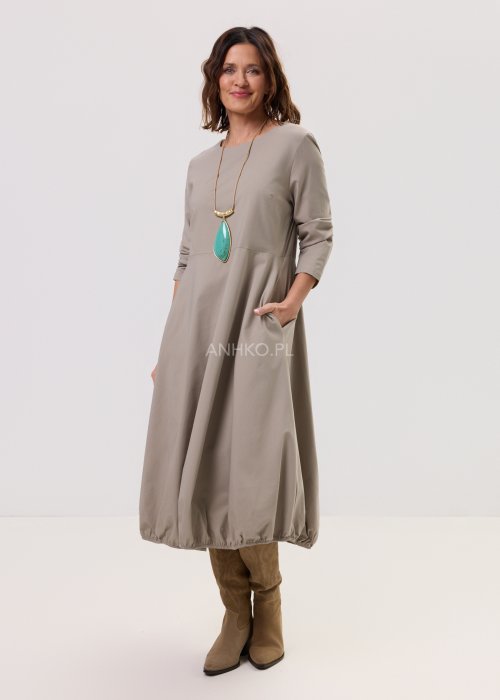 Damska sukienka Noa Soft beżowa – midi, luźny fason z długim rękawem, kieszenie po bokach.