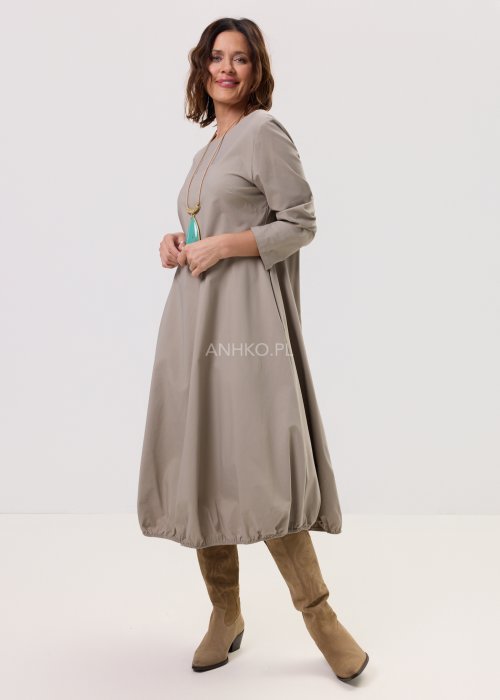 Damska sukienka Noa Soft beżowa – midi, luźny fason z długim rękawem, kieszenie po bokach.